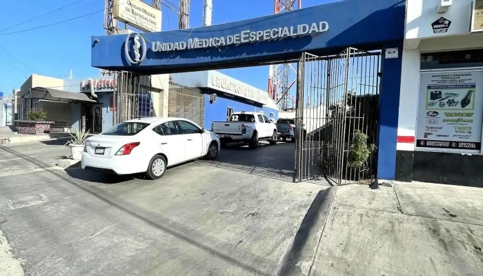 Unidad Medica de Especialidad - Forjadores Y Lateral Los Planes Local F